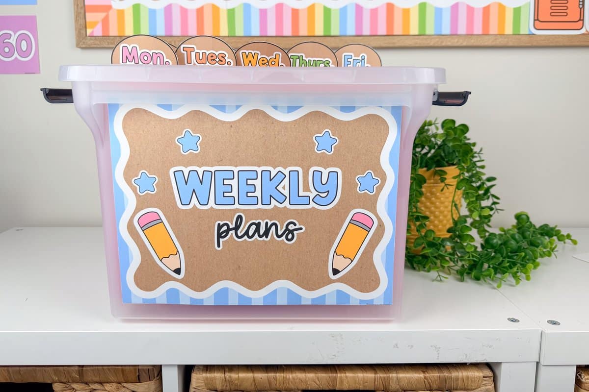 Krafty Brights weekly plans file box label with kraft paper, pastel stripes and day-of-the-week tabs